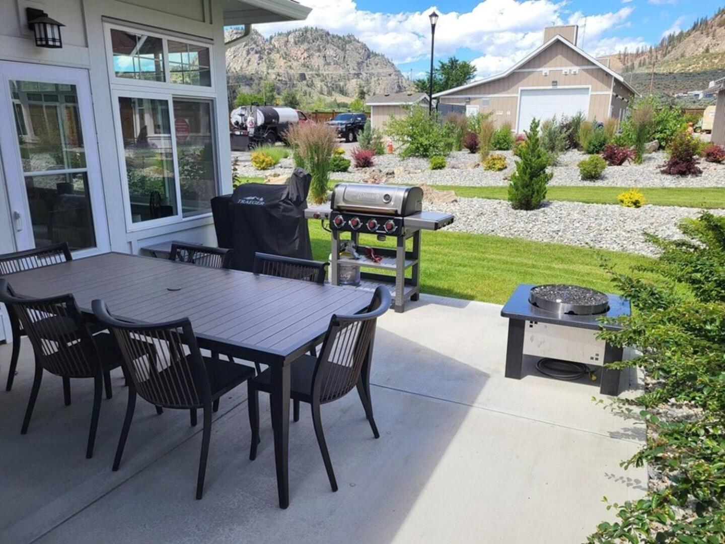 2 King Bedrooms - Walking Distance To Pools Osoyoos Eksteriør billede