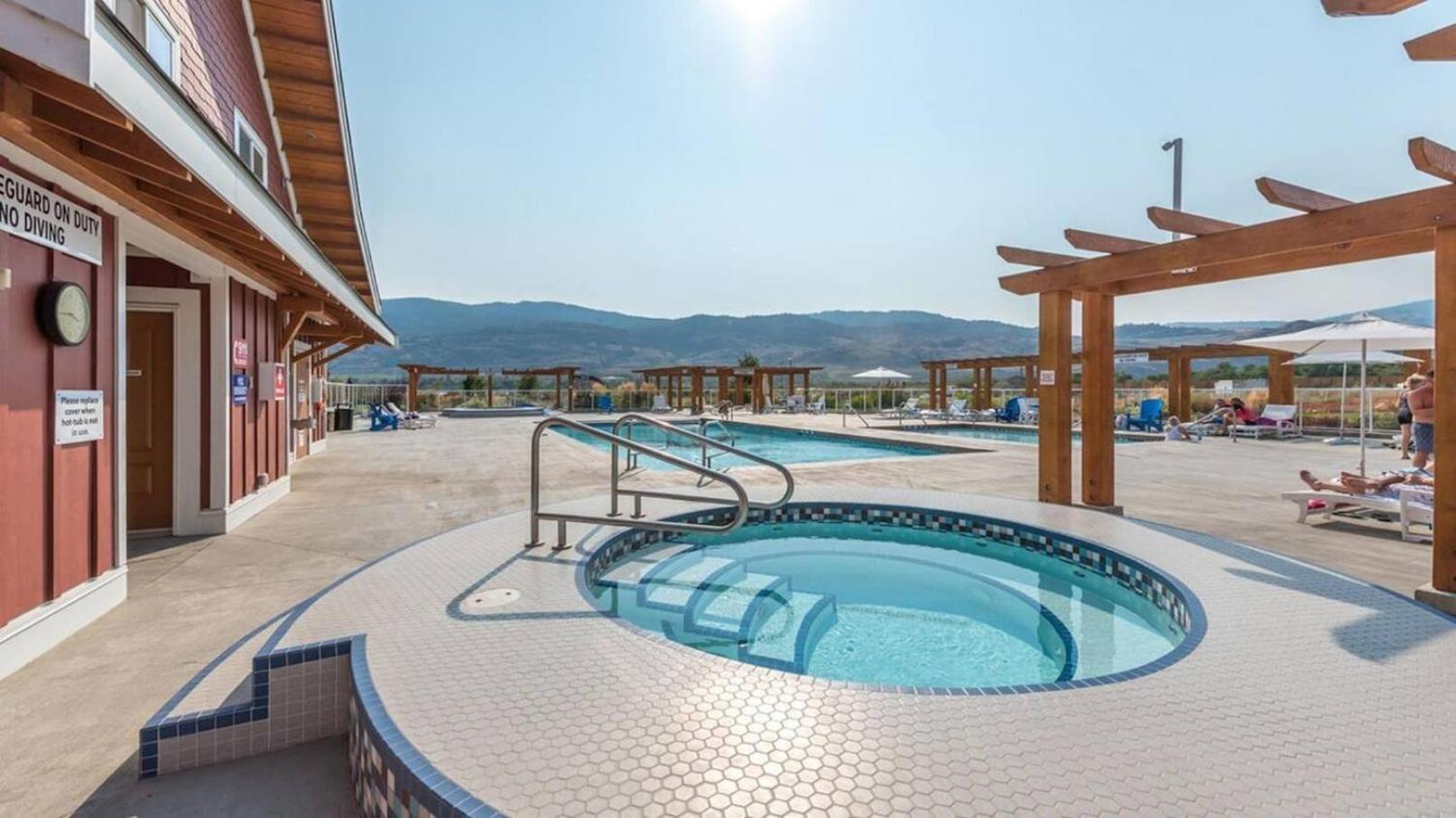 2 King Bedrooms - Walking Distance To Pools Osoyoos Eksteriør billede